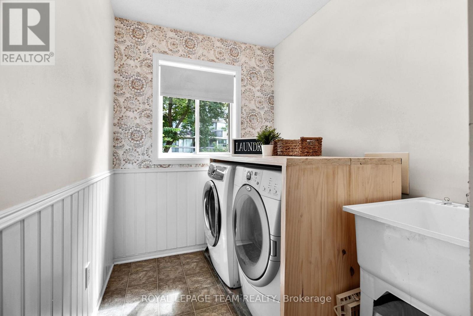 2122 SAUNDERS AVENUE - 24