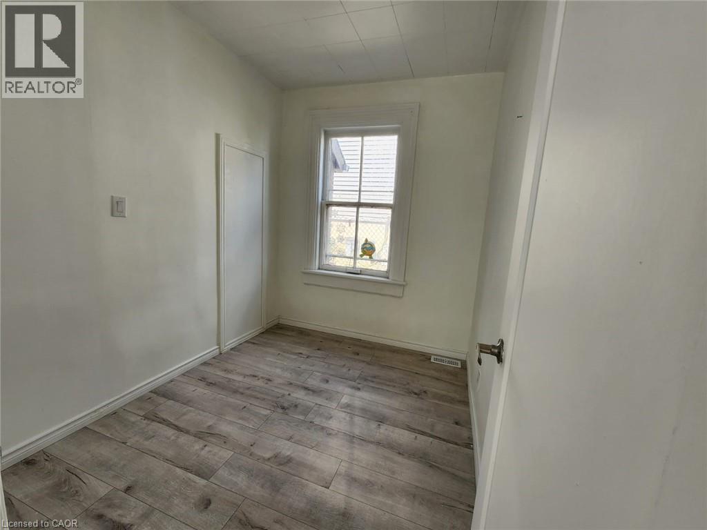 32 NIAGARA Street, Brantford, Ontario, N3R4E2 — Photo 5