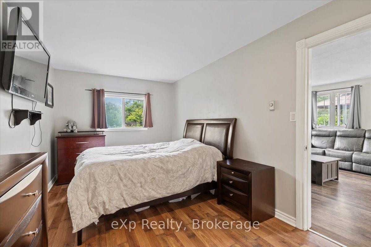 496 MAIN STREET E - 11
