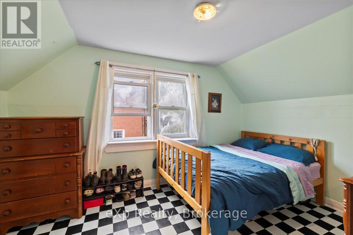 496 MAIN STREET E - 14