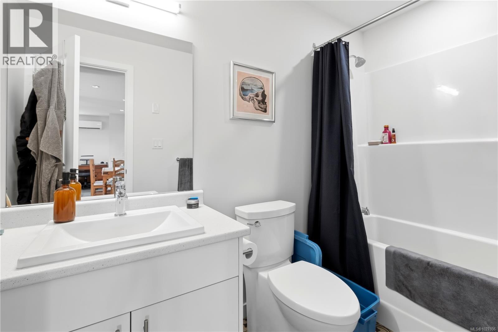 823 Lorne White Pl, Ucluelet