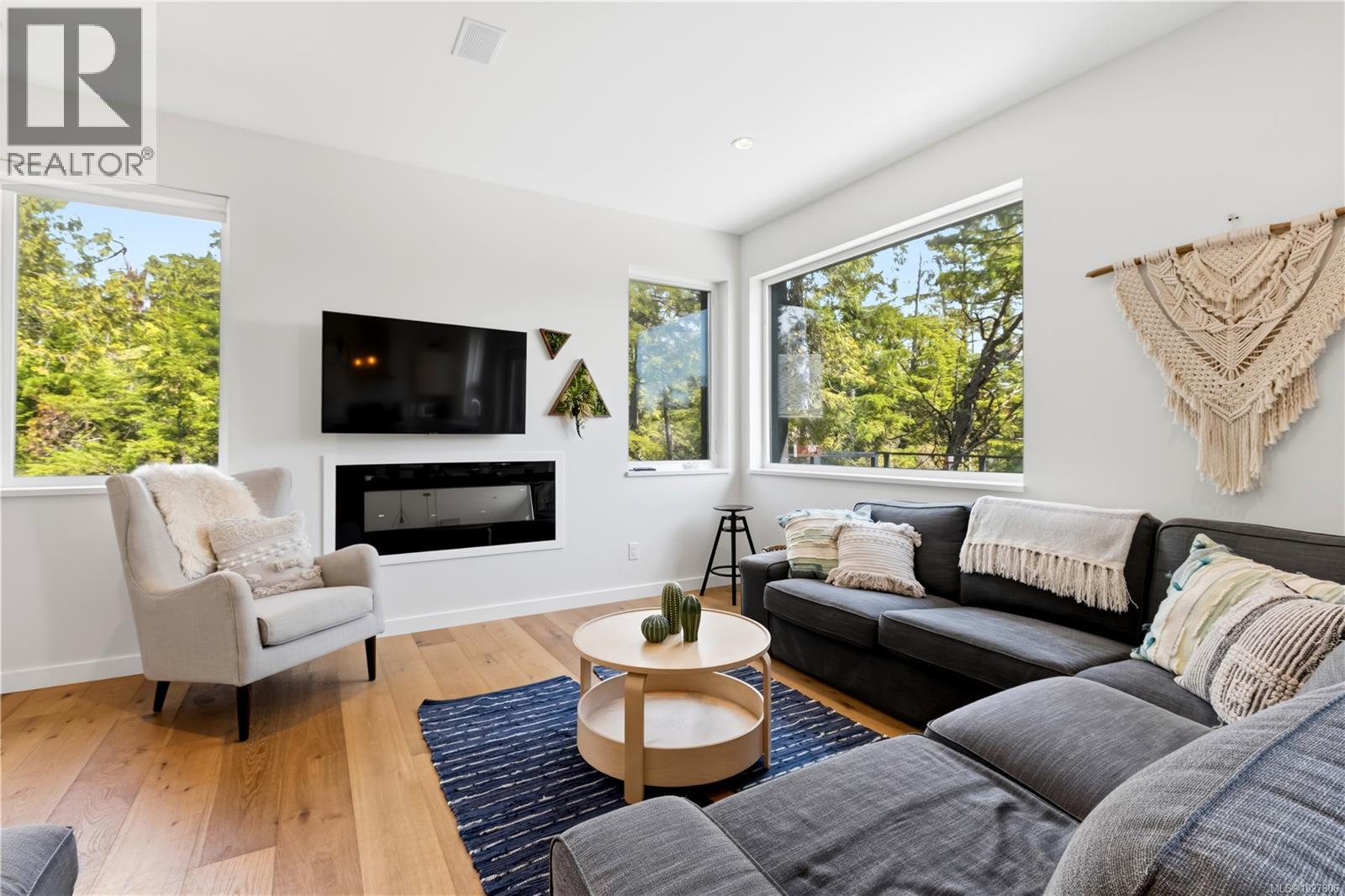 823 Lorne White Pl, Ucluelet