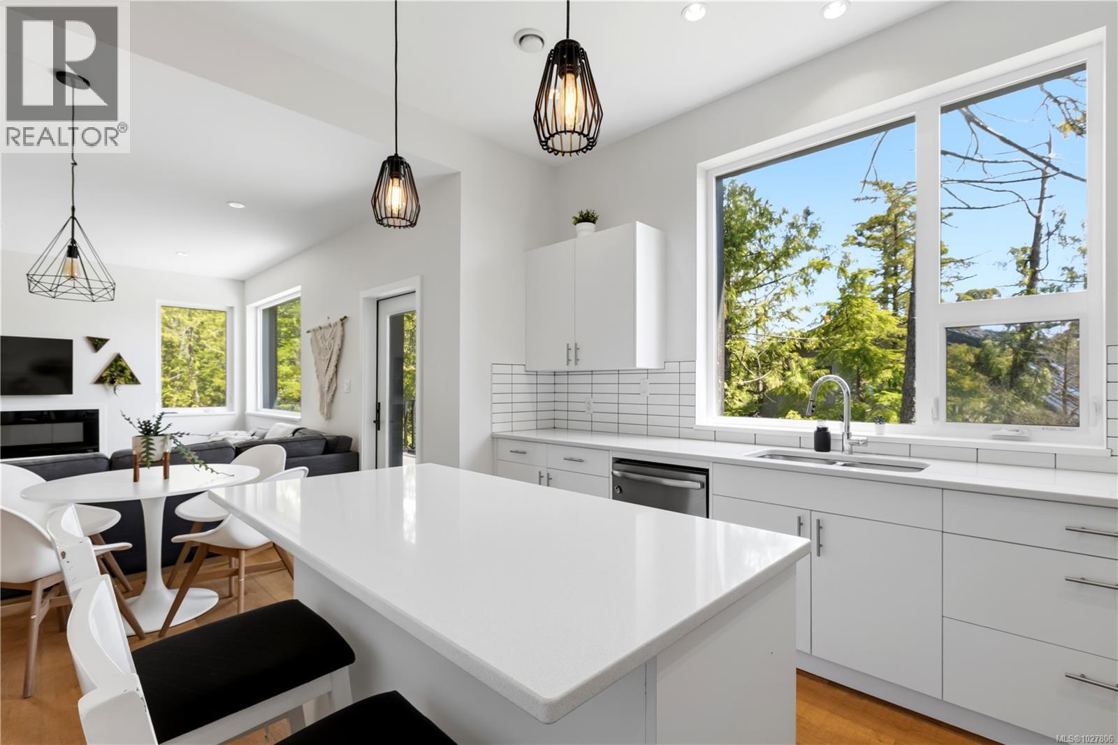 823 Lorne White Pl, Ucluelet