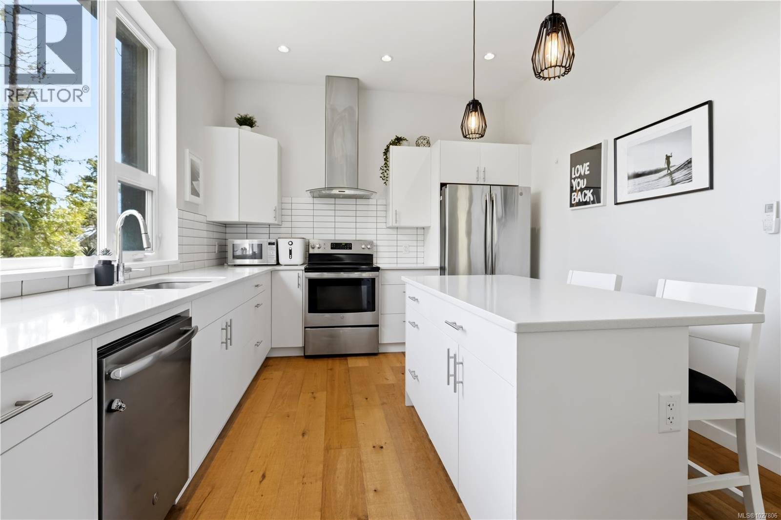 823 Lorne White Pl, Ucluelet