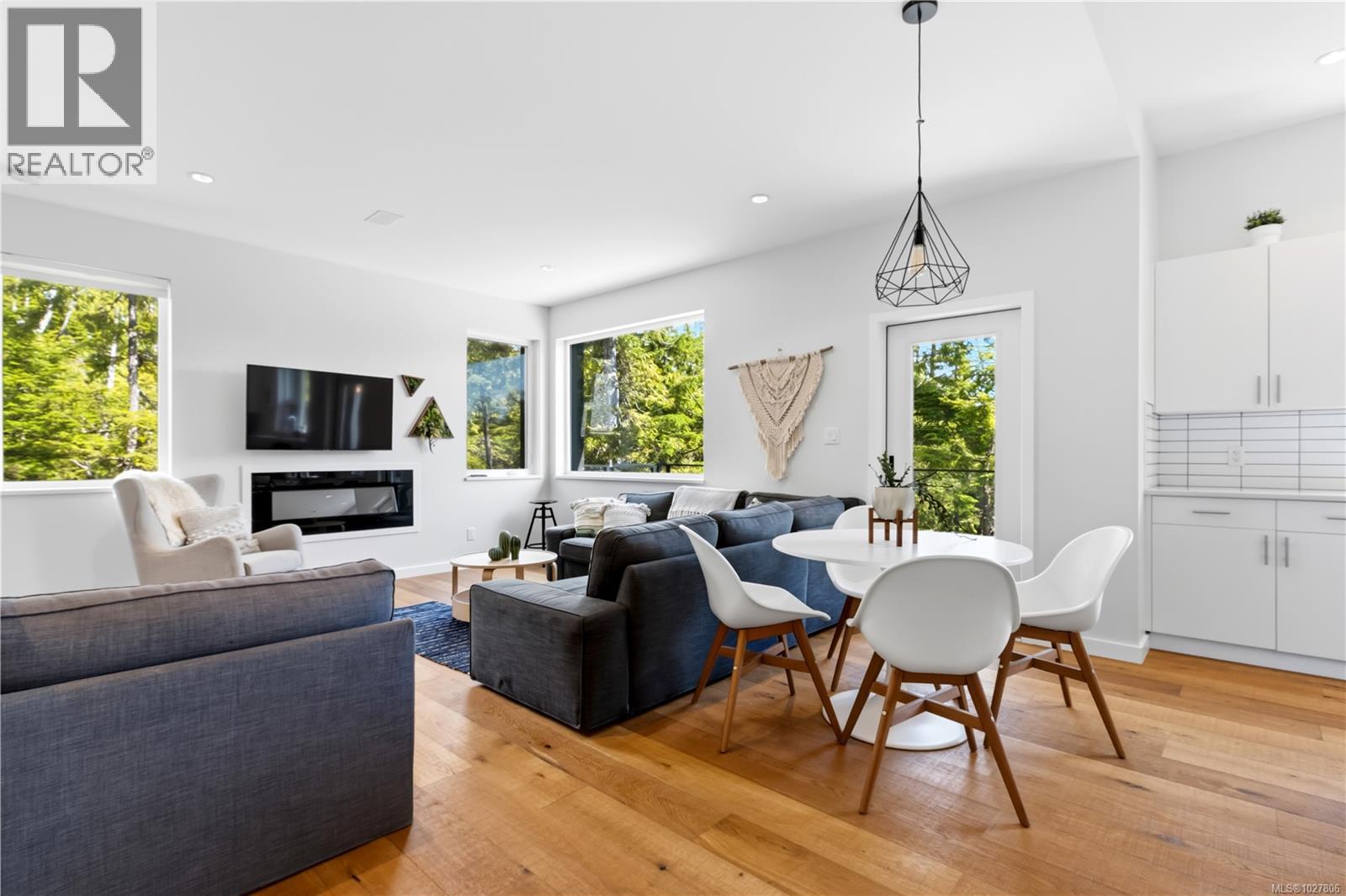 823 Lorne White Pl, Ucluelet