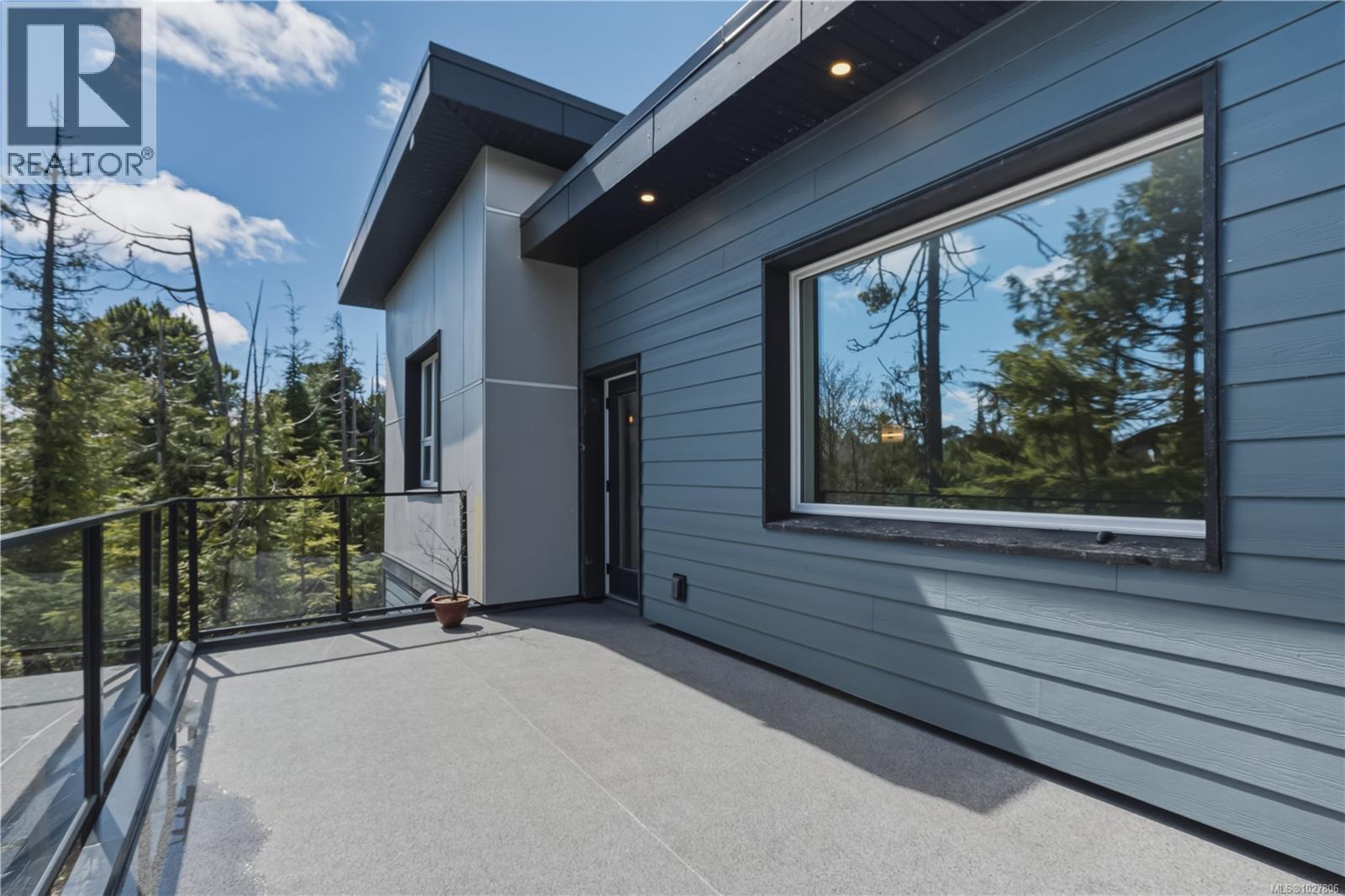 823 Lorne White Pl, Ucluelet