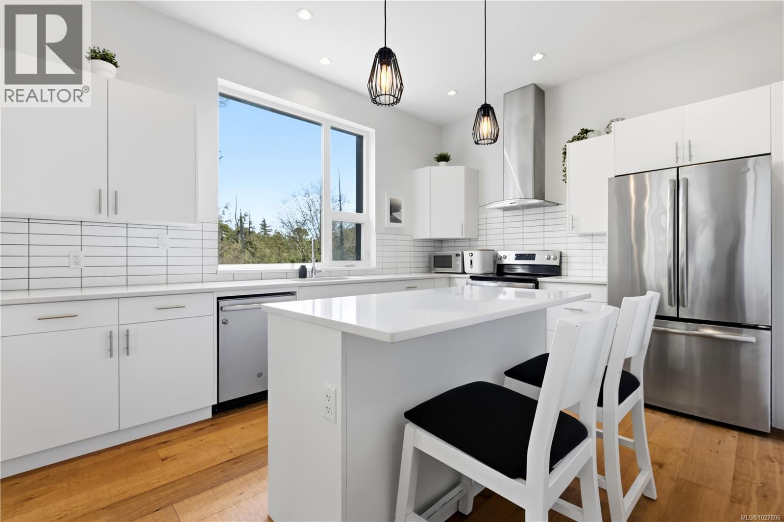 823 Lorne White Pl, Ucluelet