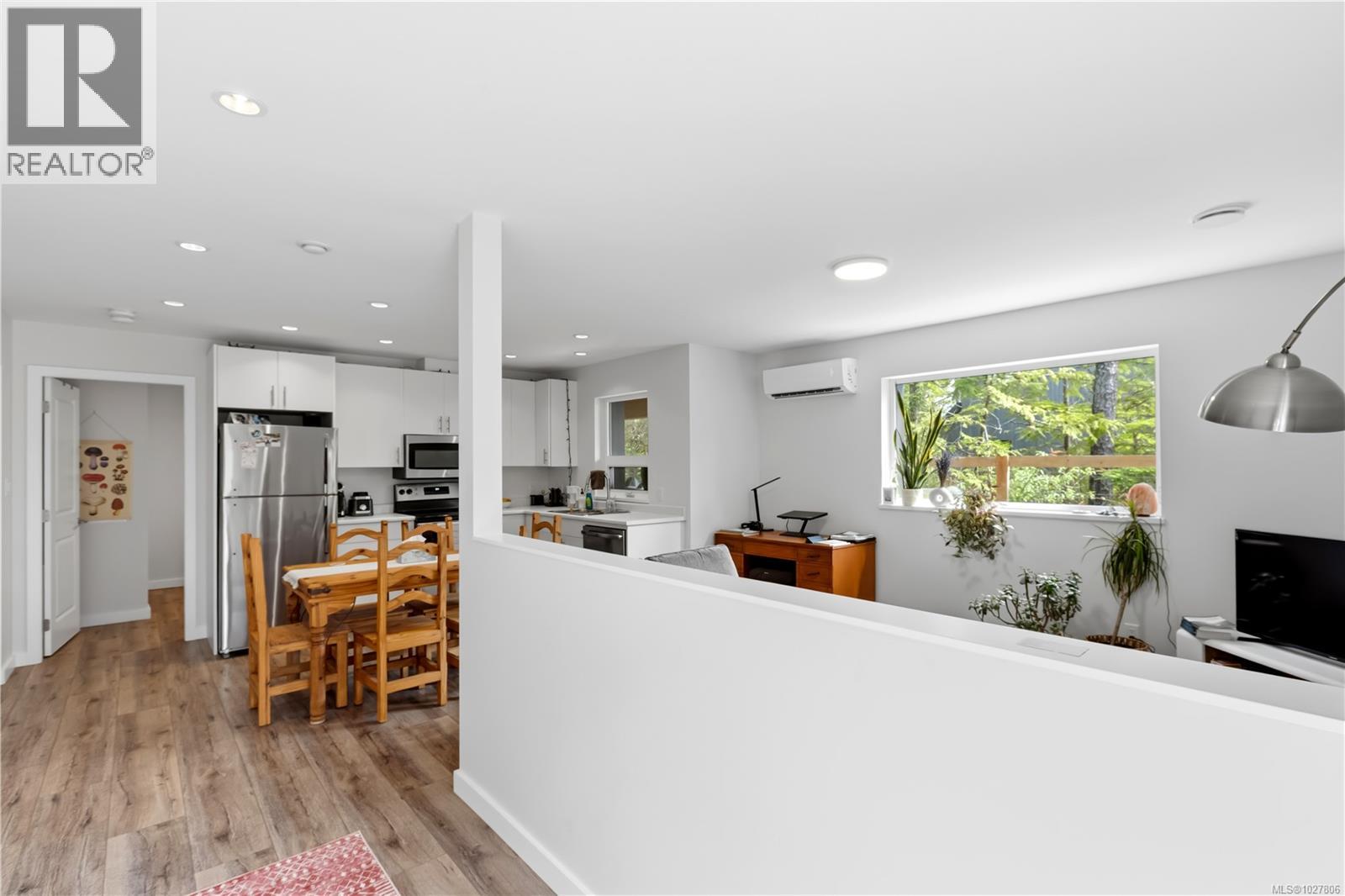 823 Lorne White Pl, Ucluelet
