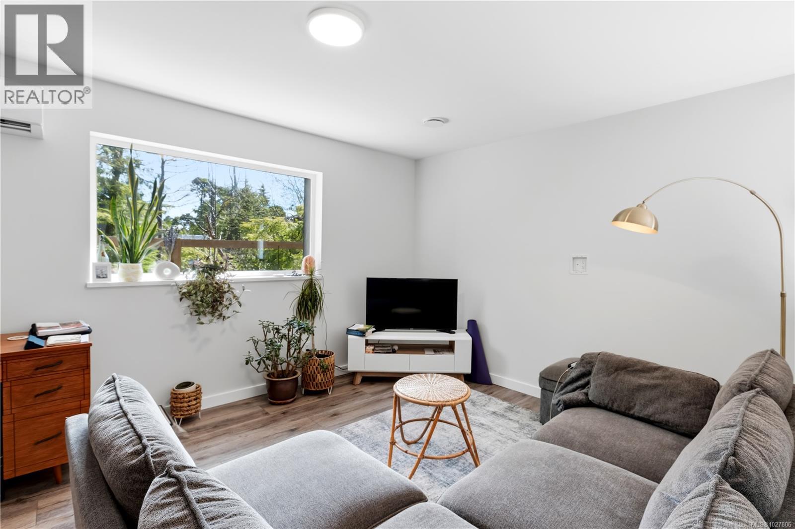 823 Lorne White Pl, Ucluelet