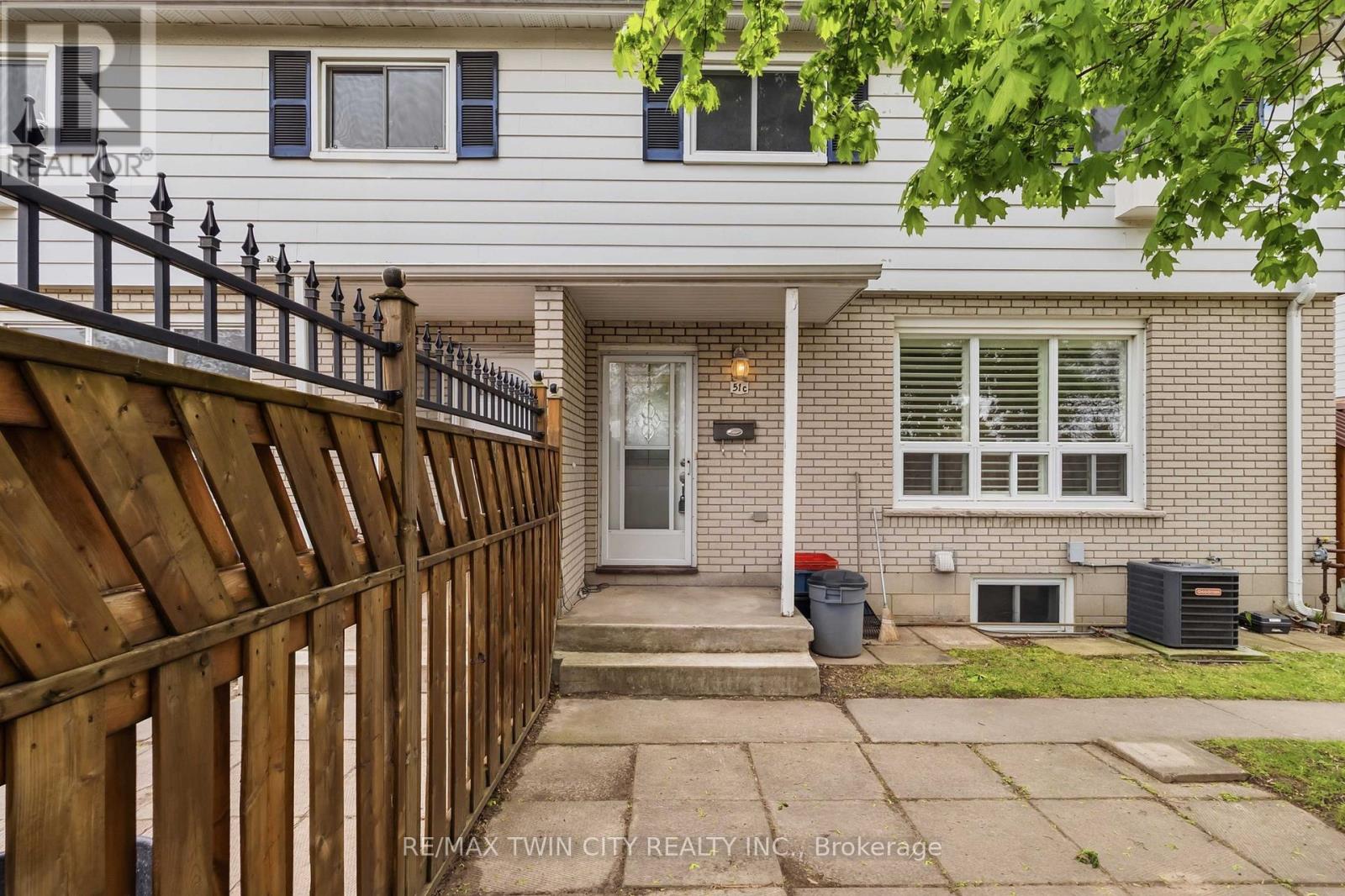 #C 51 METCALFE CRESCENT - 3