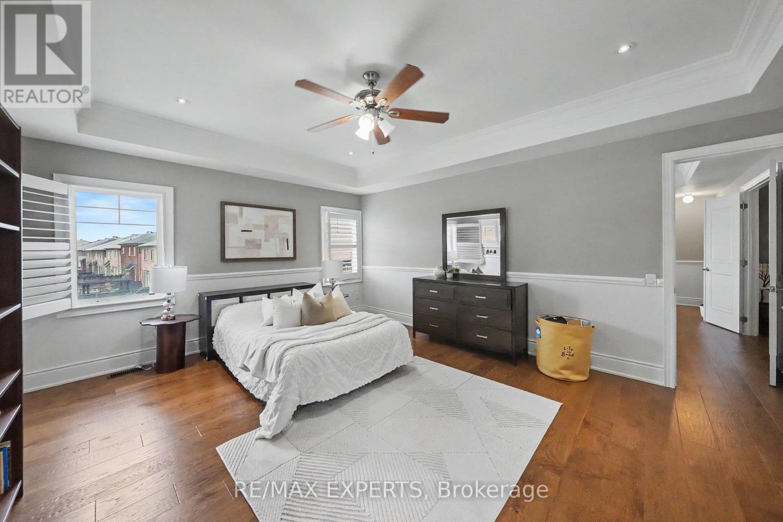 74 DUNROBIN CRESCENT - 34