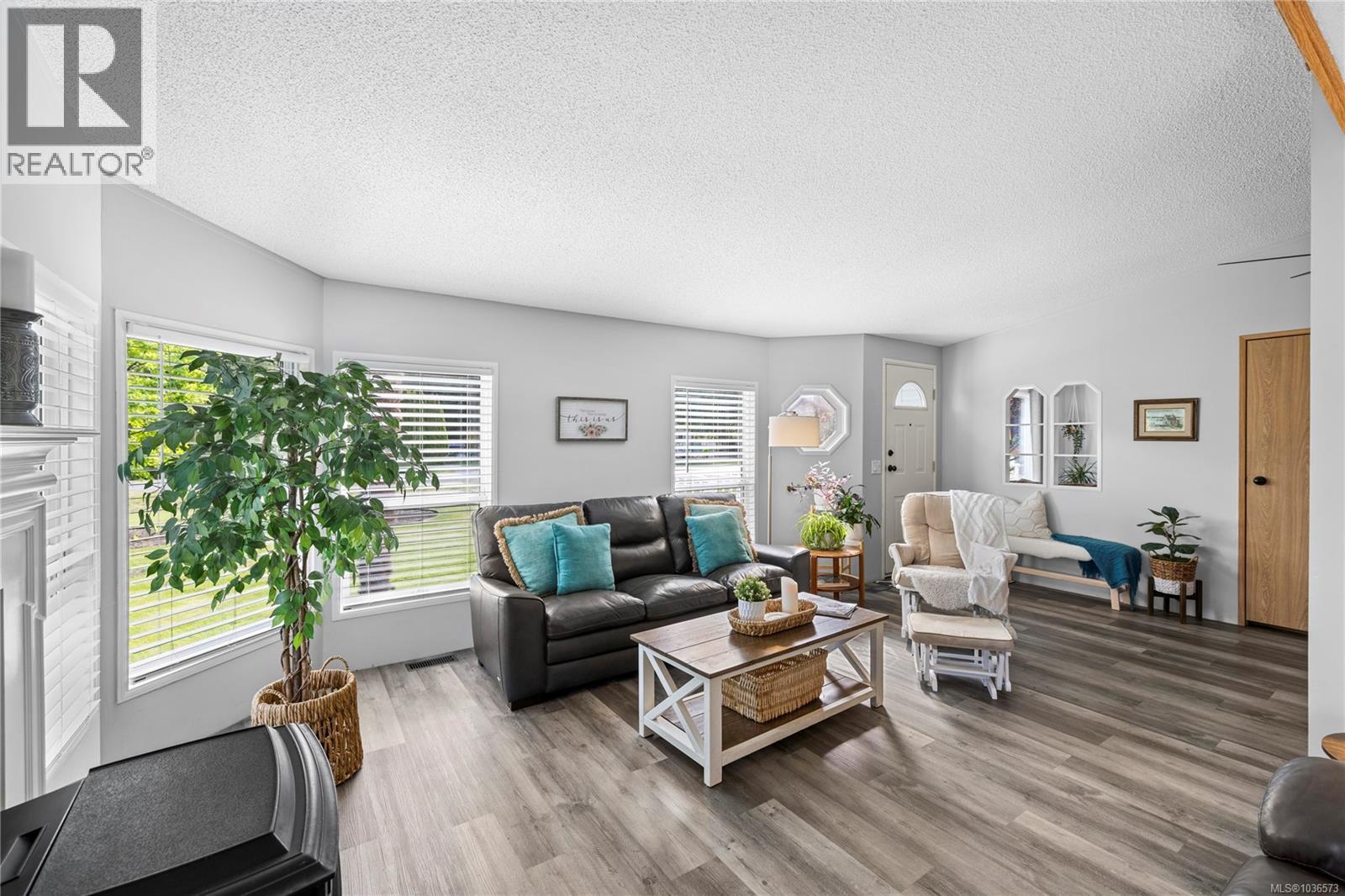 661 Barclay Cres N - 3