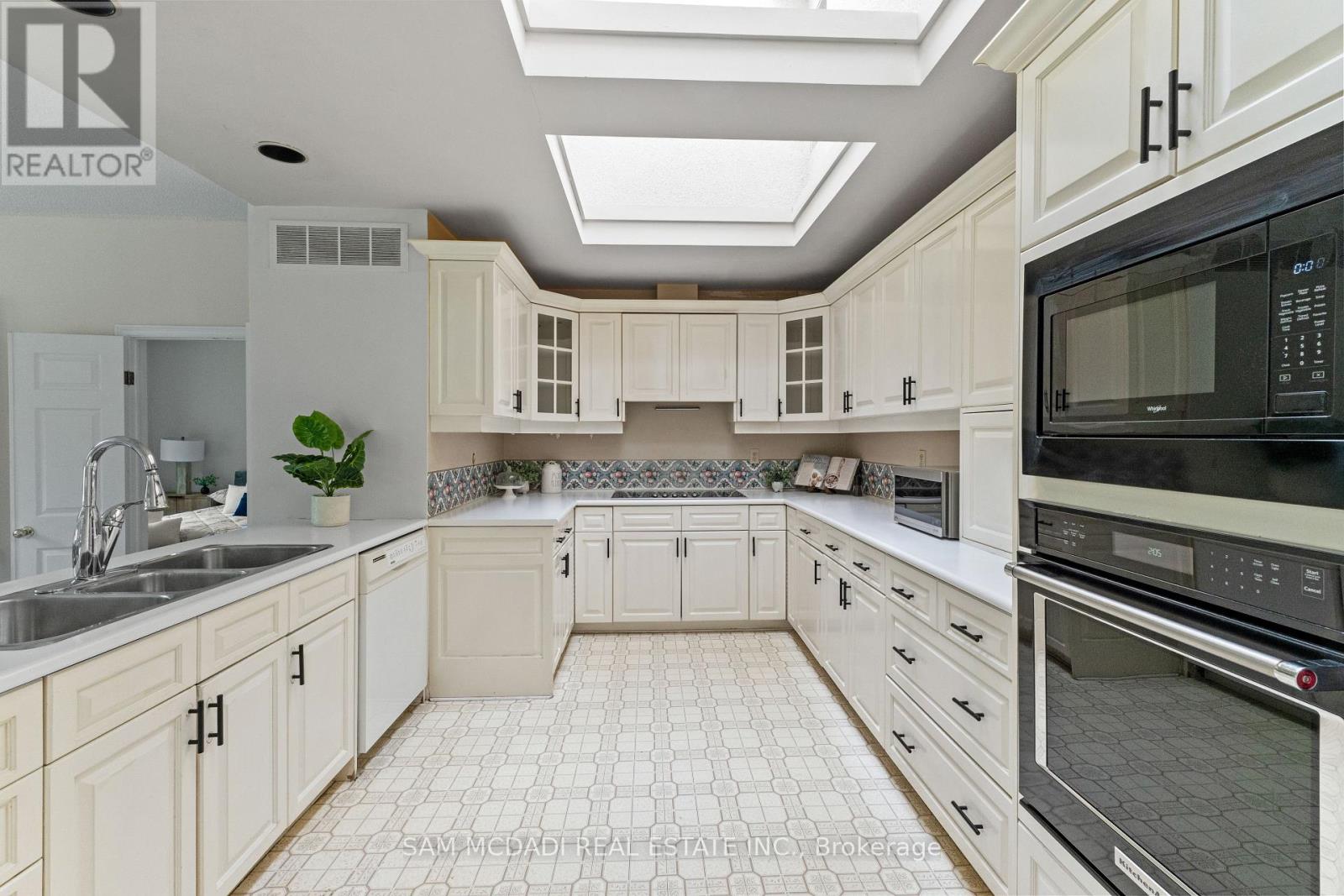 521 VANESSA CRESCENT - 14