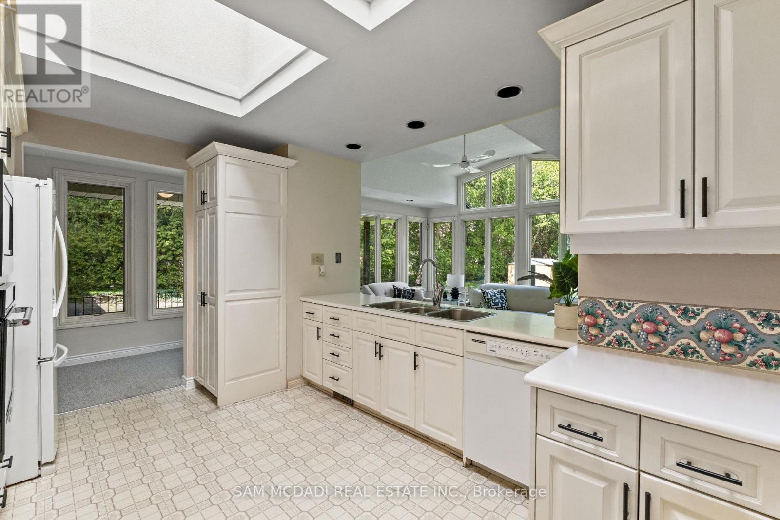 521 VANESSA CRESCENT - 13