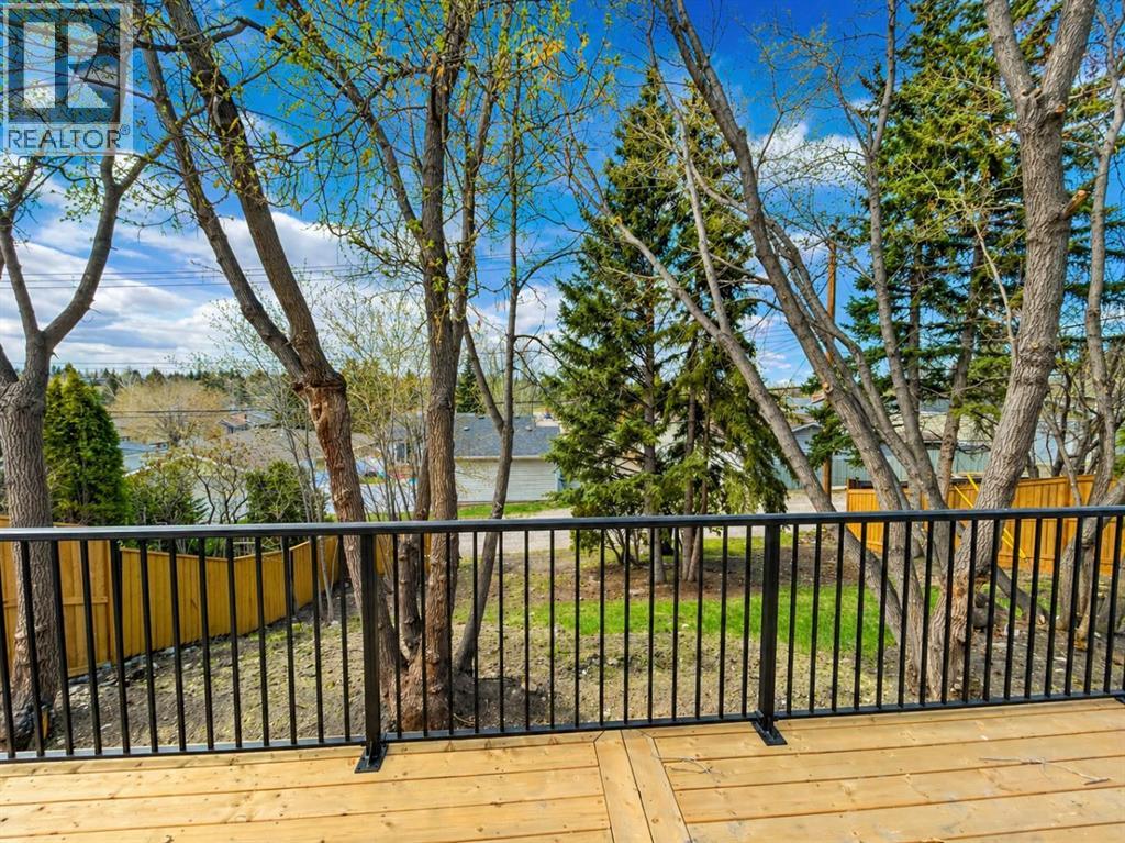 347 Queensland Drive SE - 37