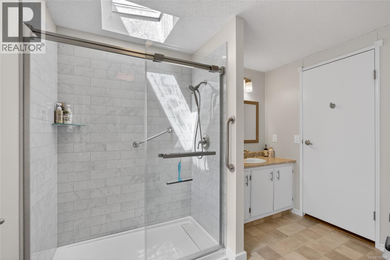 2200 Stadacona Dr - 30