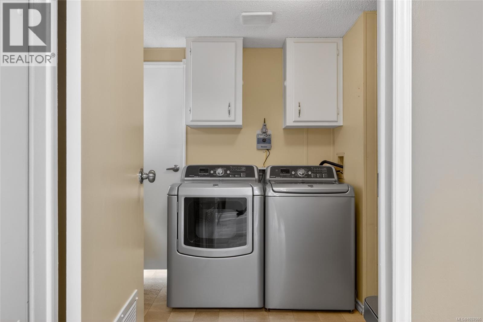 2200 Stadacona Dr - 33