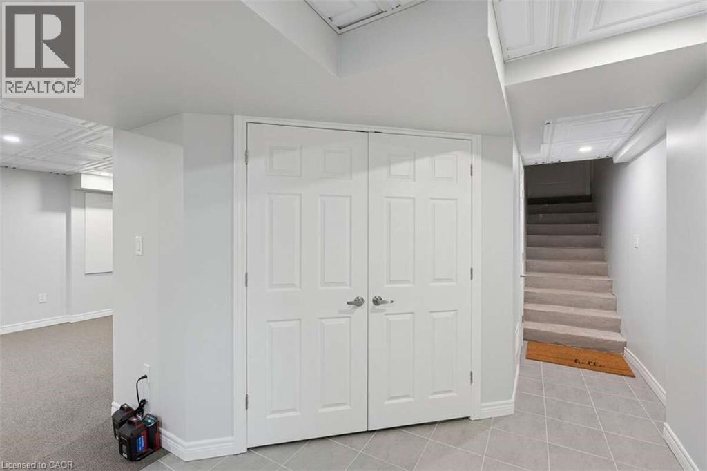 14 ESCARPMENT Drive - 35