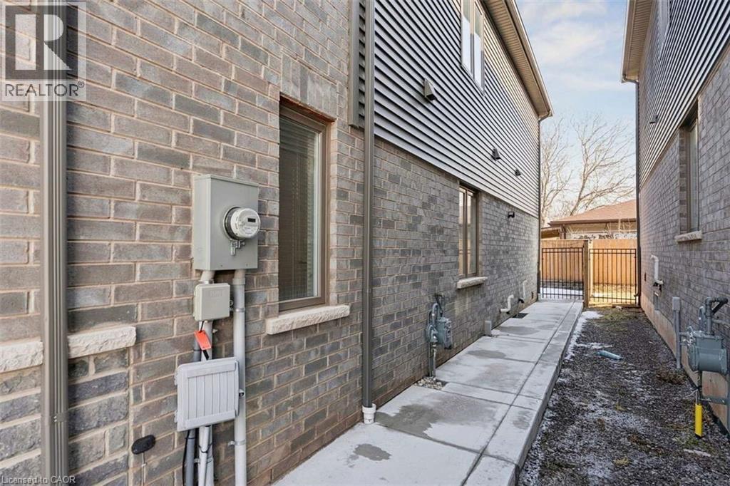 14 ESCARPMENT Drive - 41
