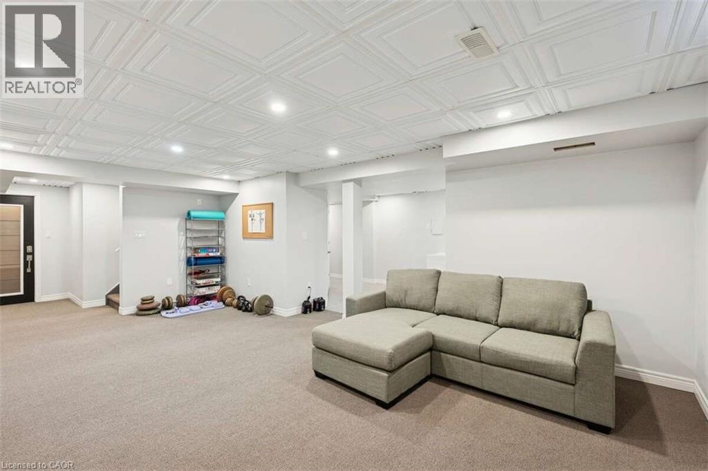 14 ESCARPMENT Drive - 32