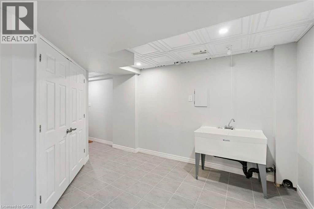 14 ESCARPMENT Drive - 34