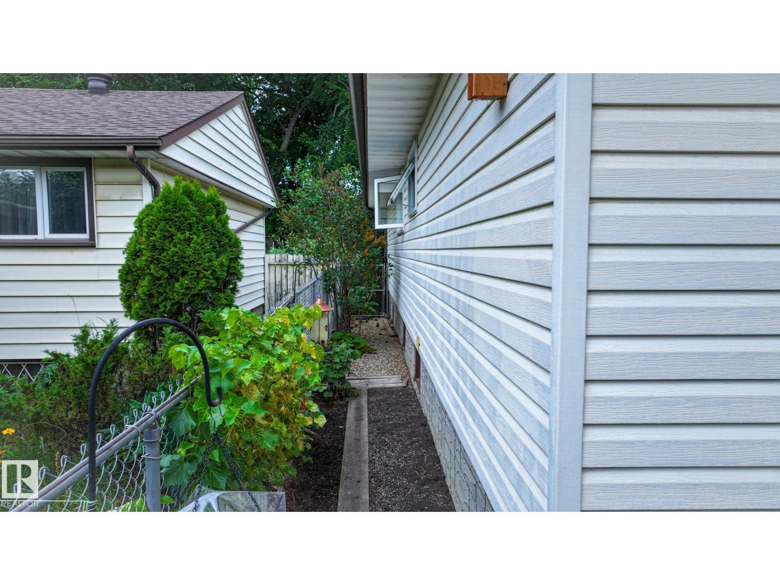 11131 52 ST NW - 63