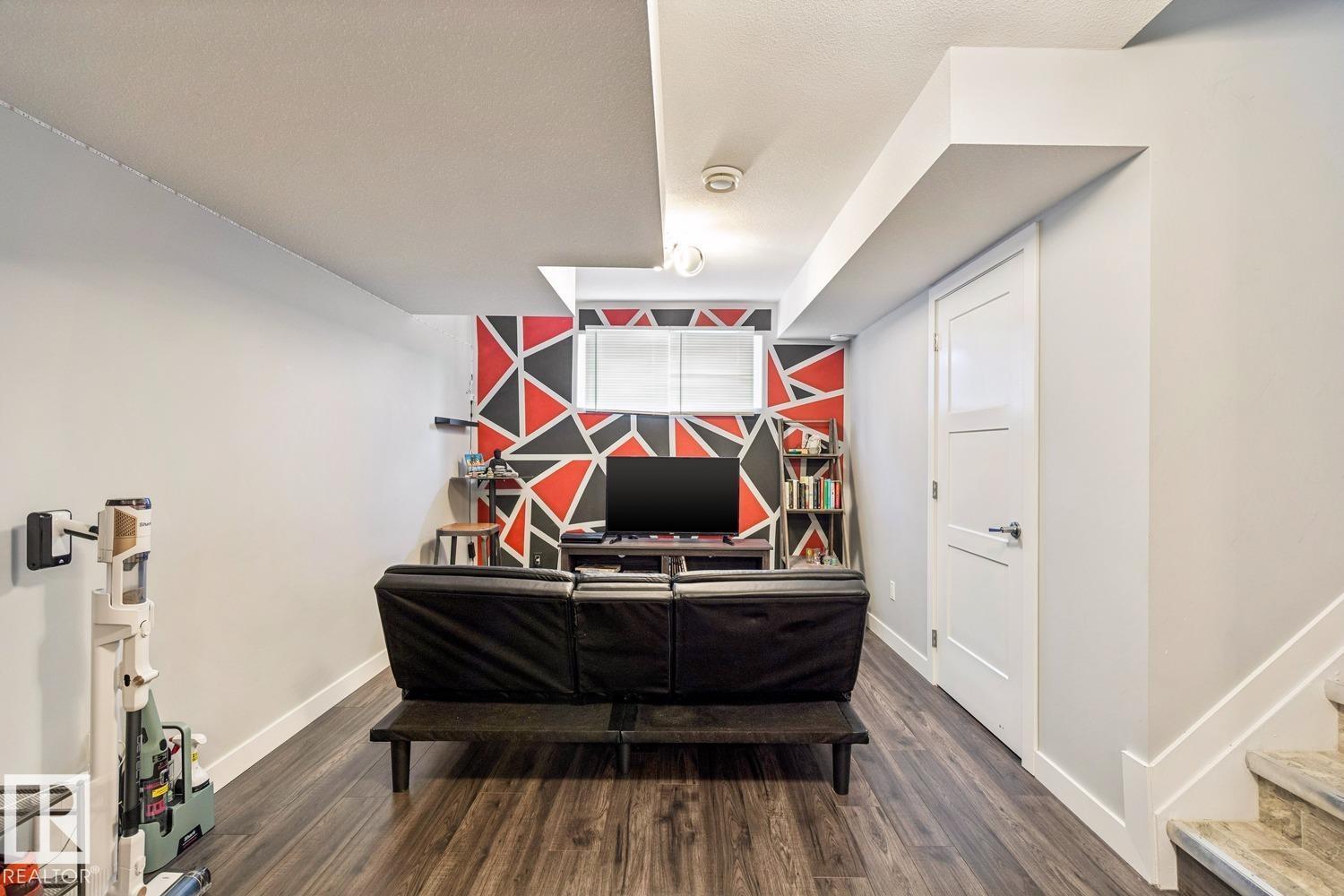 6717 127 AV NW, Edmonton