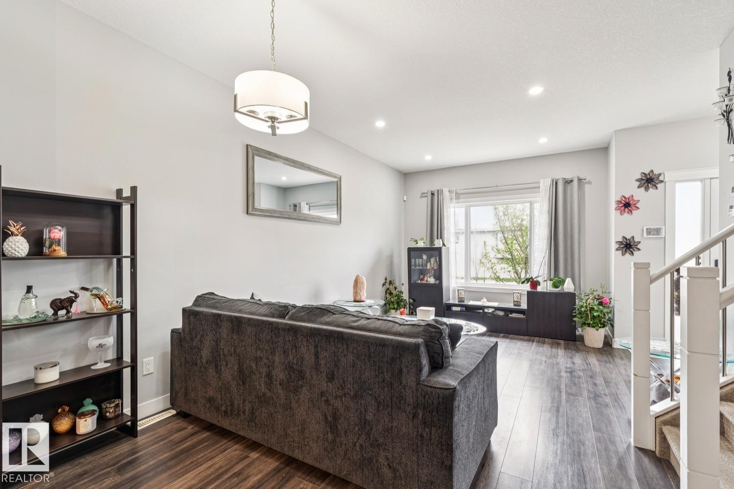 6717 127 AV NW, Edmonton