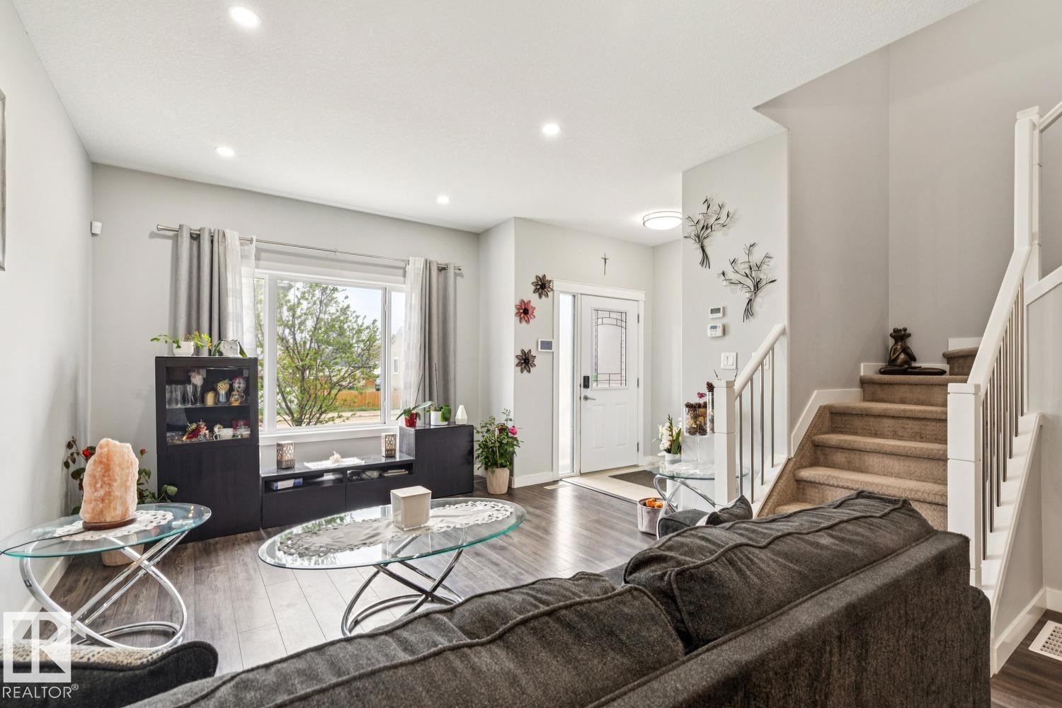 6717 127 AV NW, Edmonton
