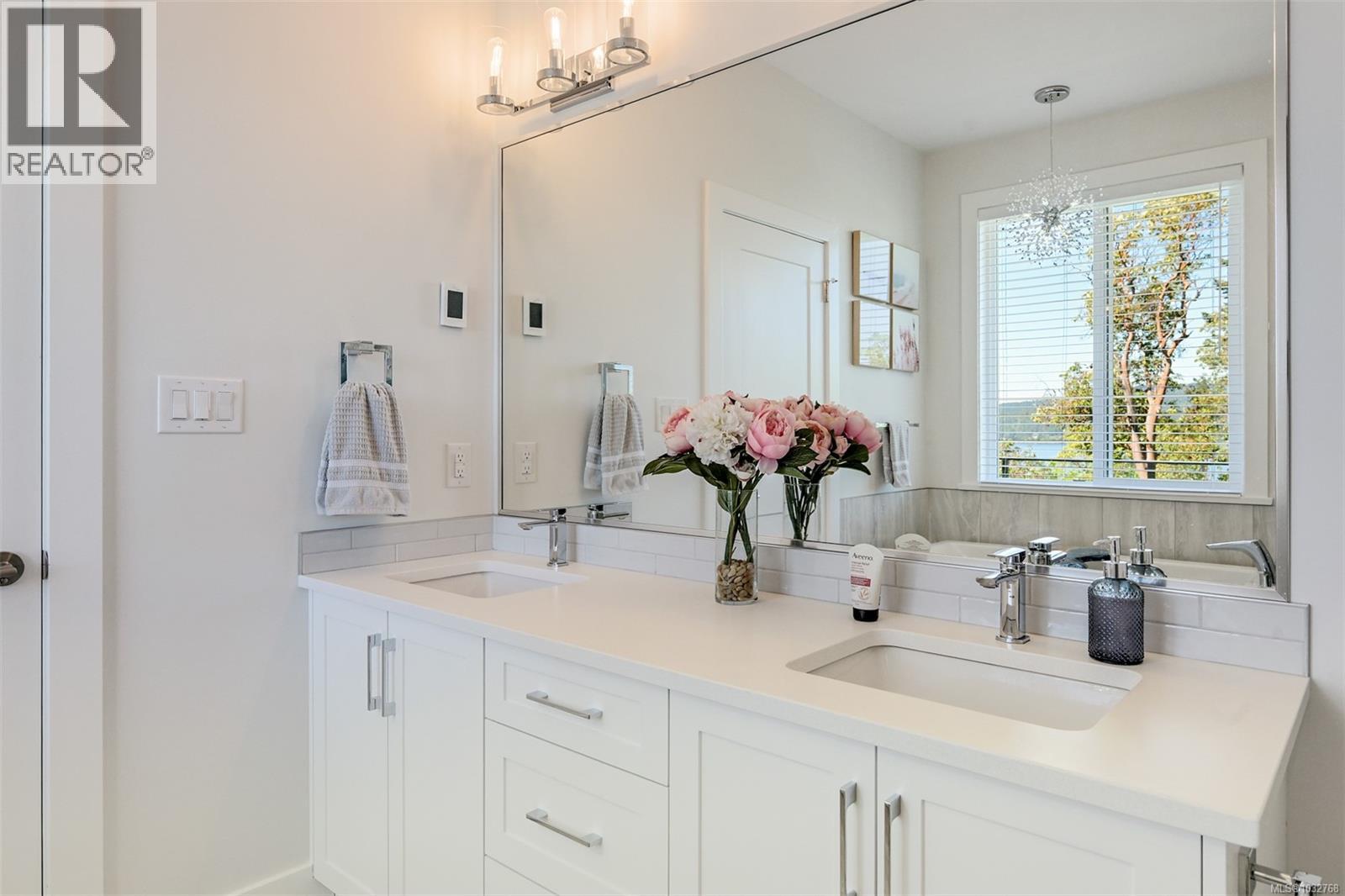 1717 Arbutus Terr, Mill Bay