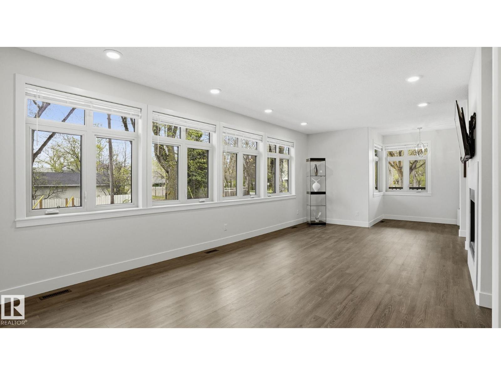 11002 University AV NW, Edmonton
