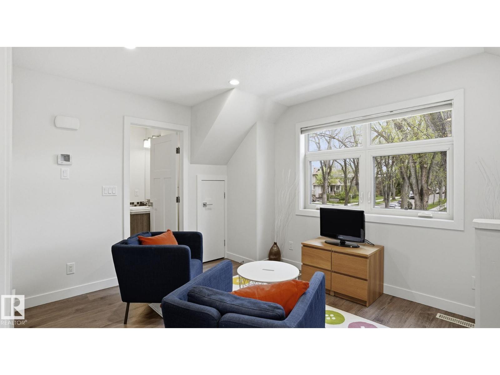 11002 University AV NW, Edmonton