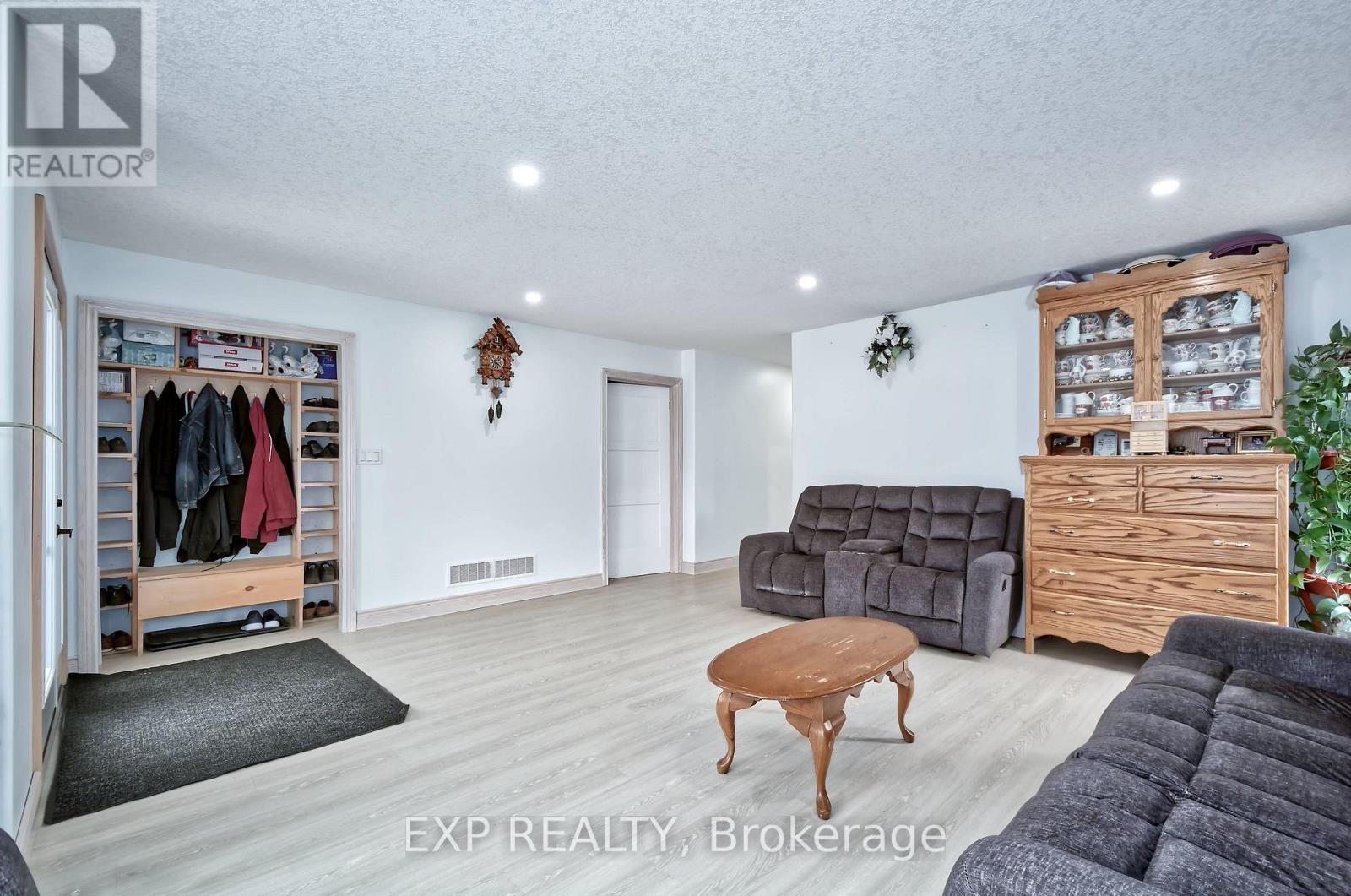 313 JOHN STREET S - 12