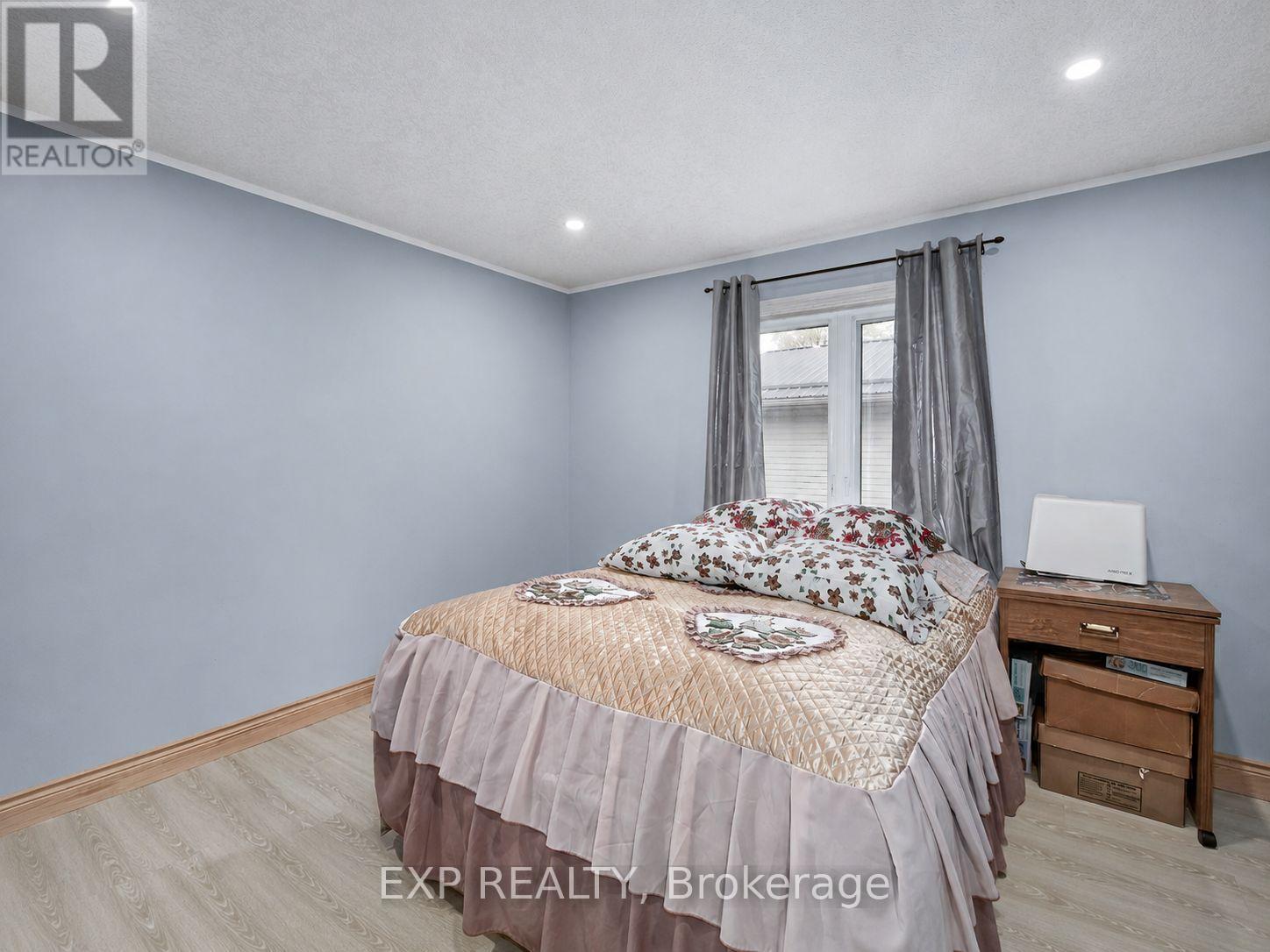 313 JOHN STREET S - 29