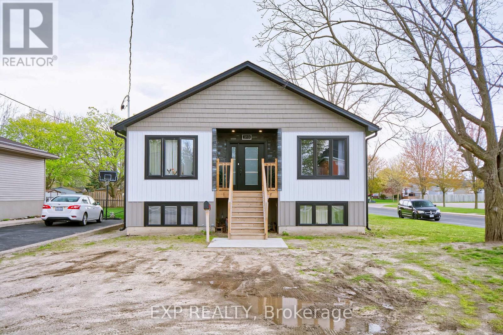 313 JOHN STREET S - 4
