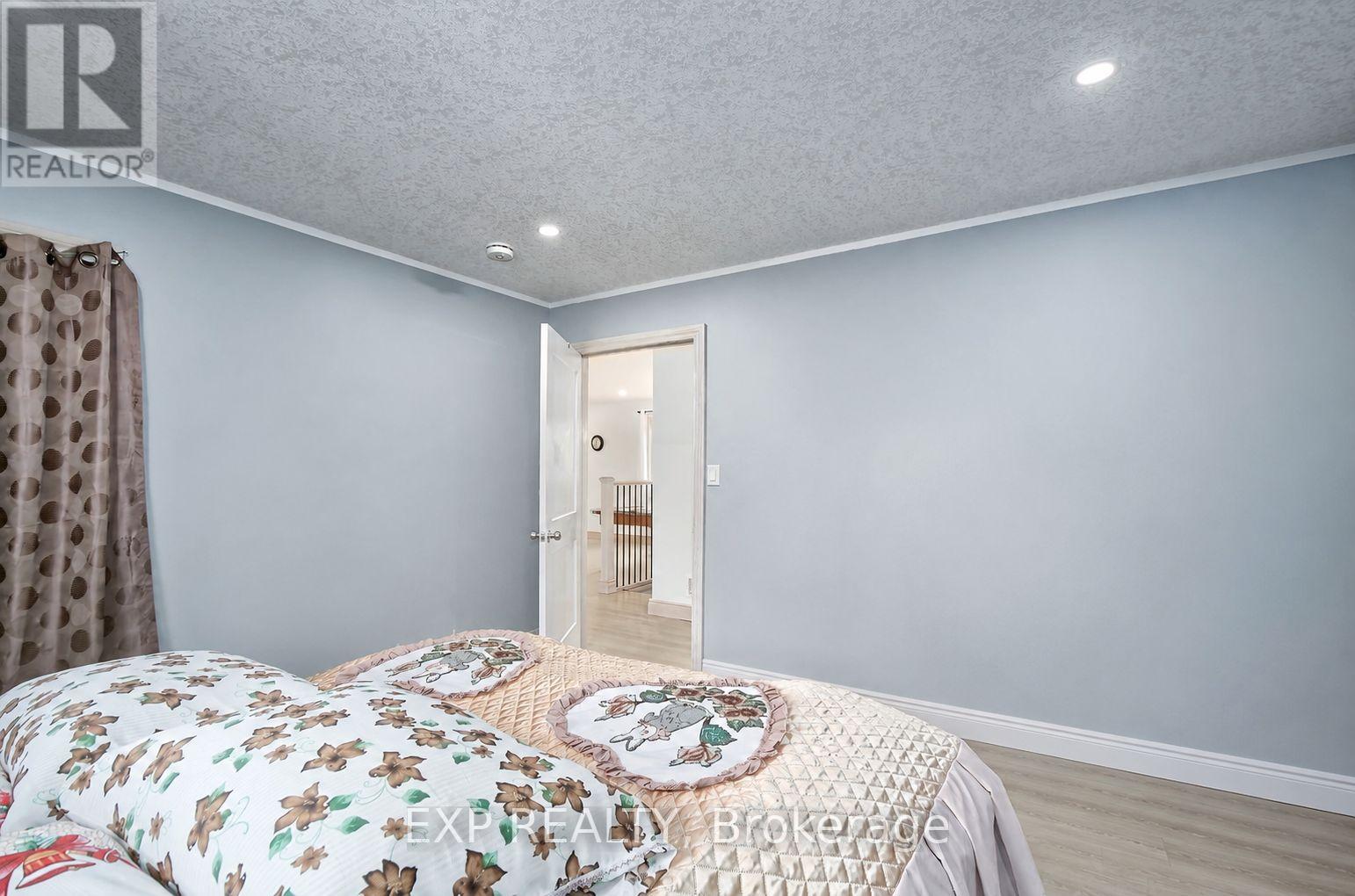313 JOHN STREET S - 35
