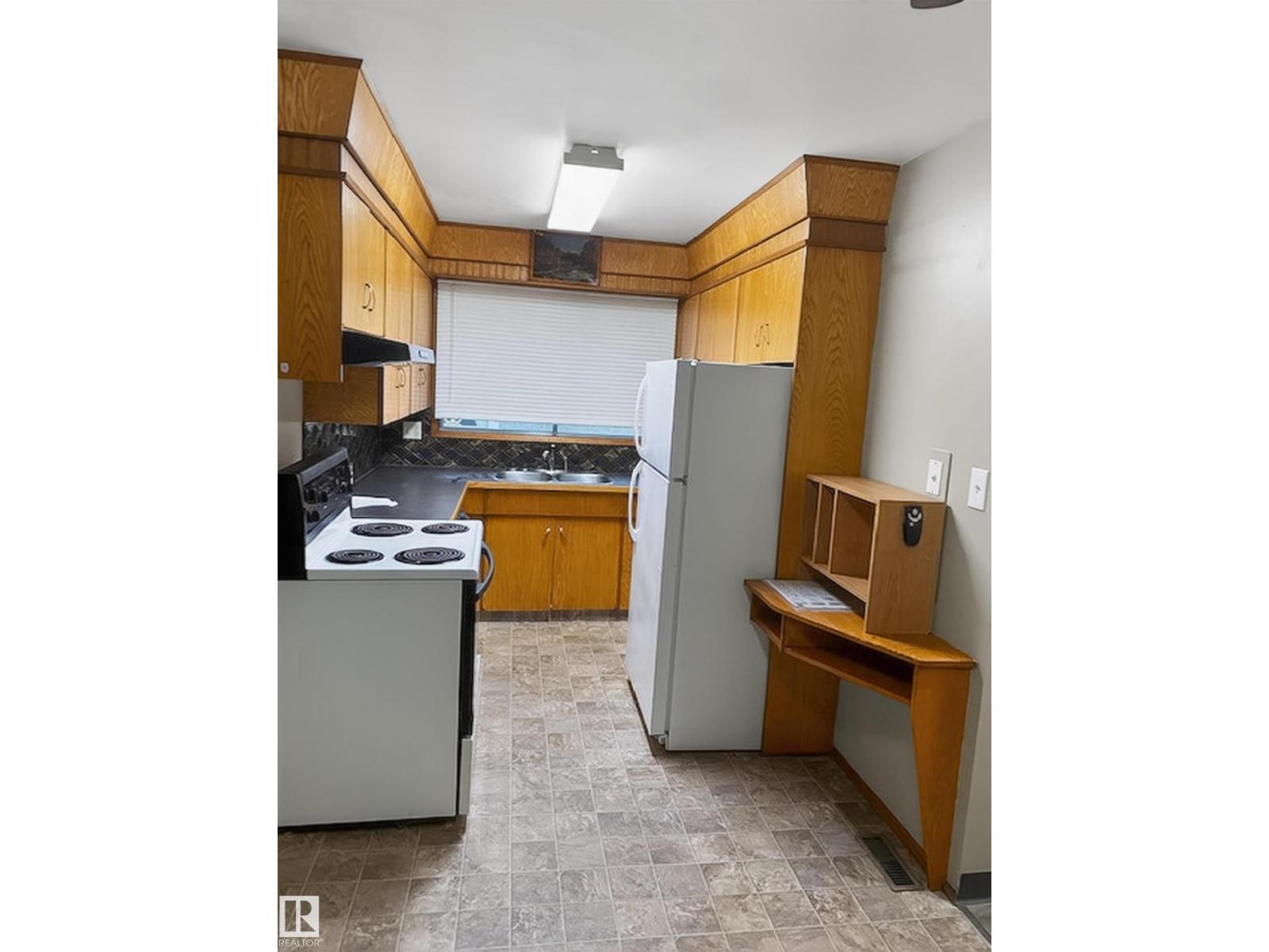 11043 / 11045 131 ST NW - 26
