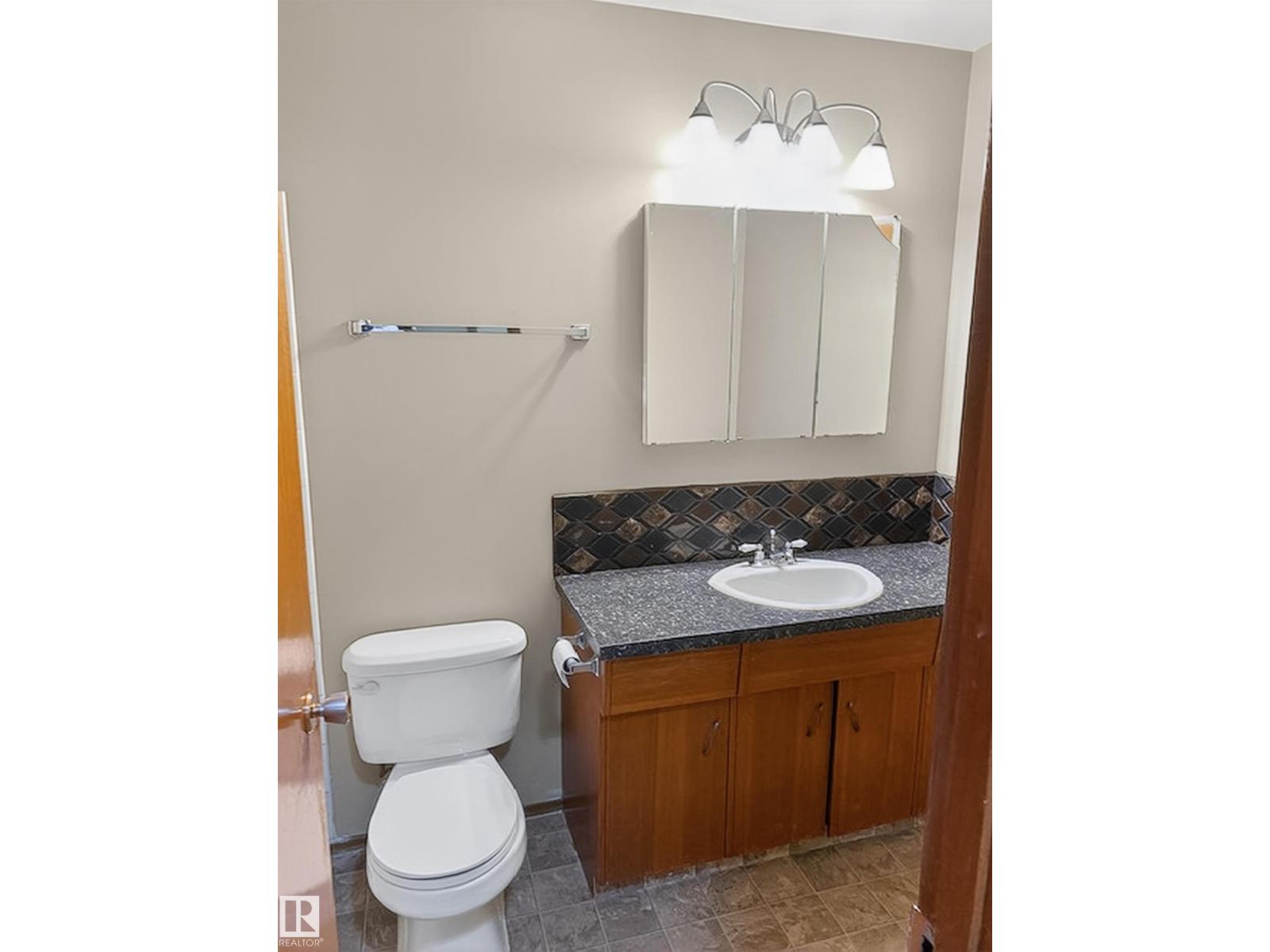 11043 / 11045 131 ST NW - 27