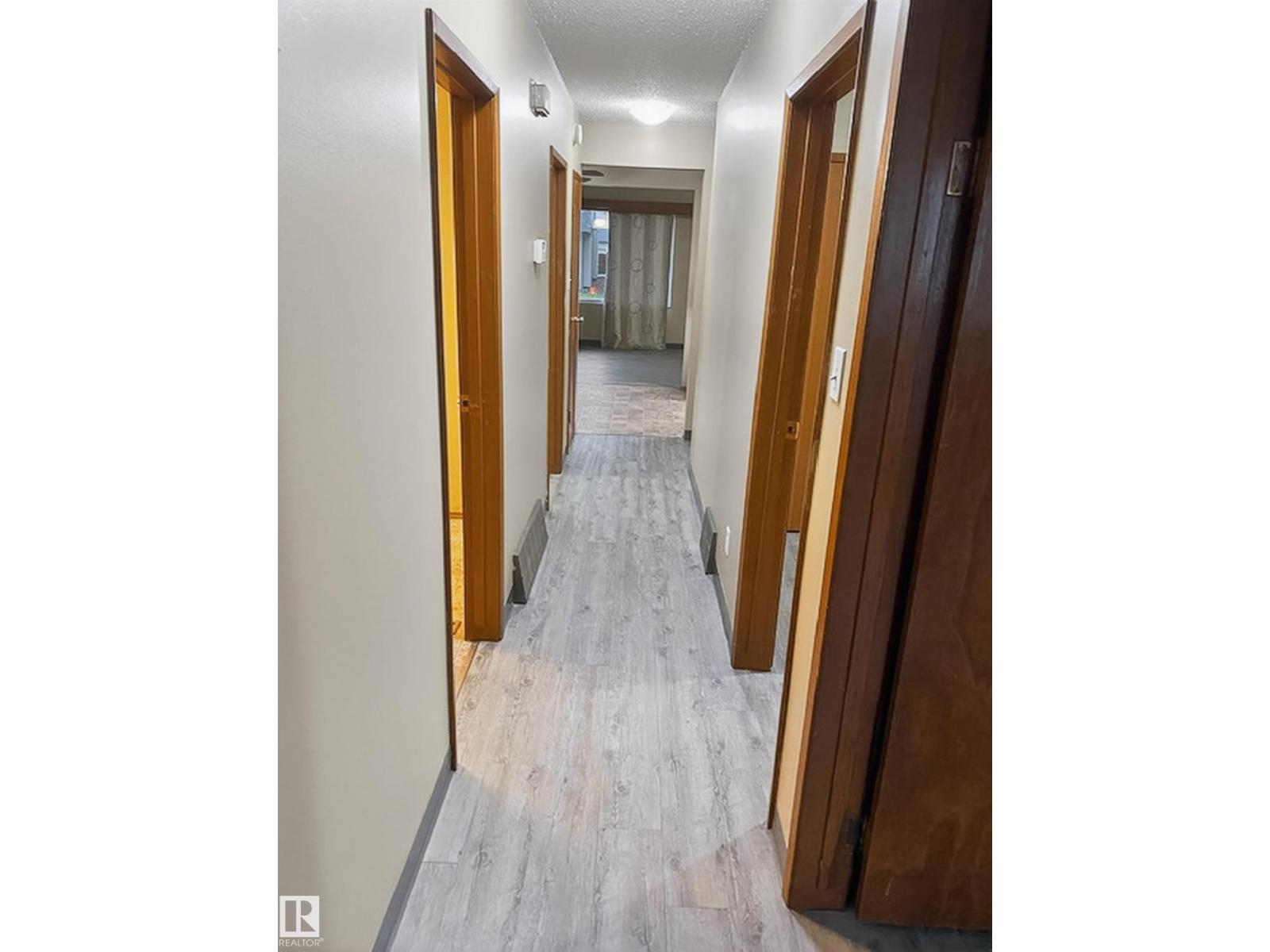 11043 / 11045 131 ST NW - 29