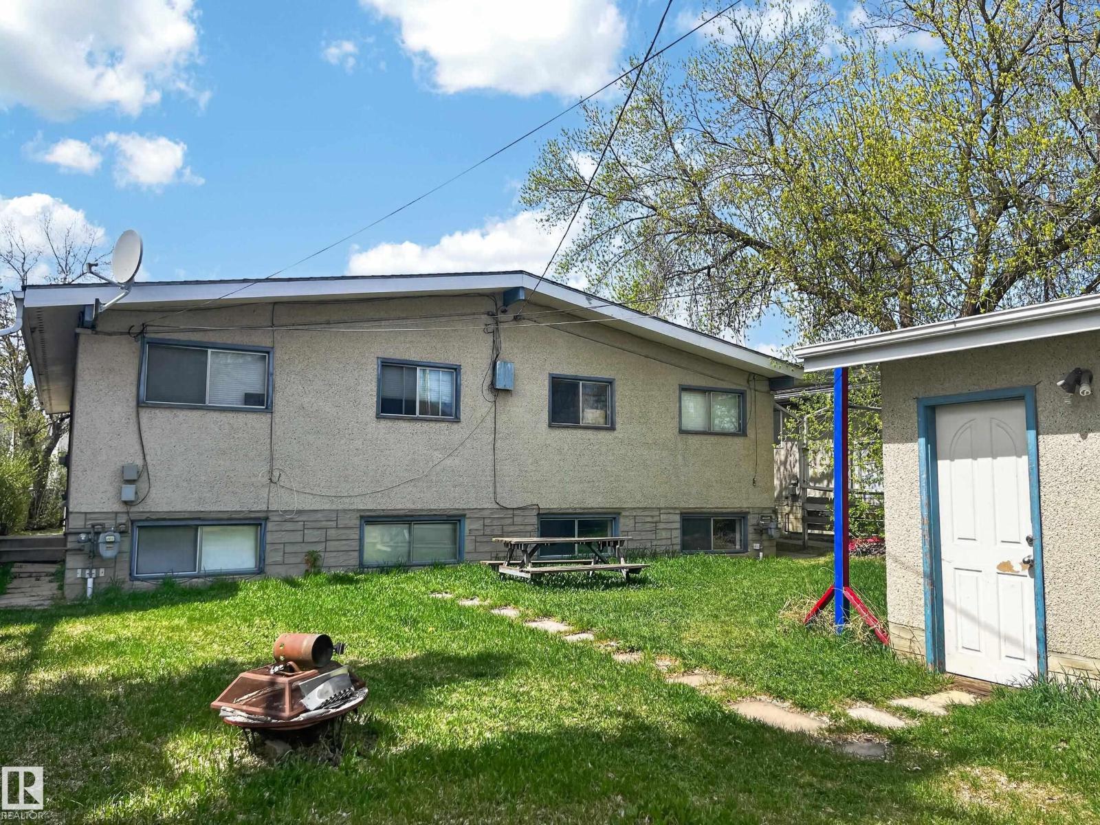 11043 / 11045 131 ST NW - 48