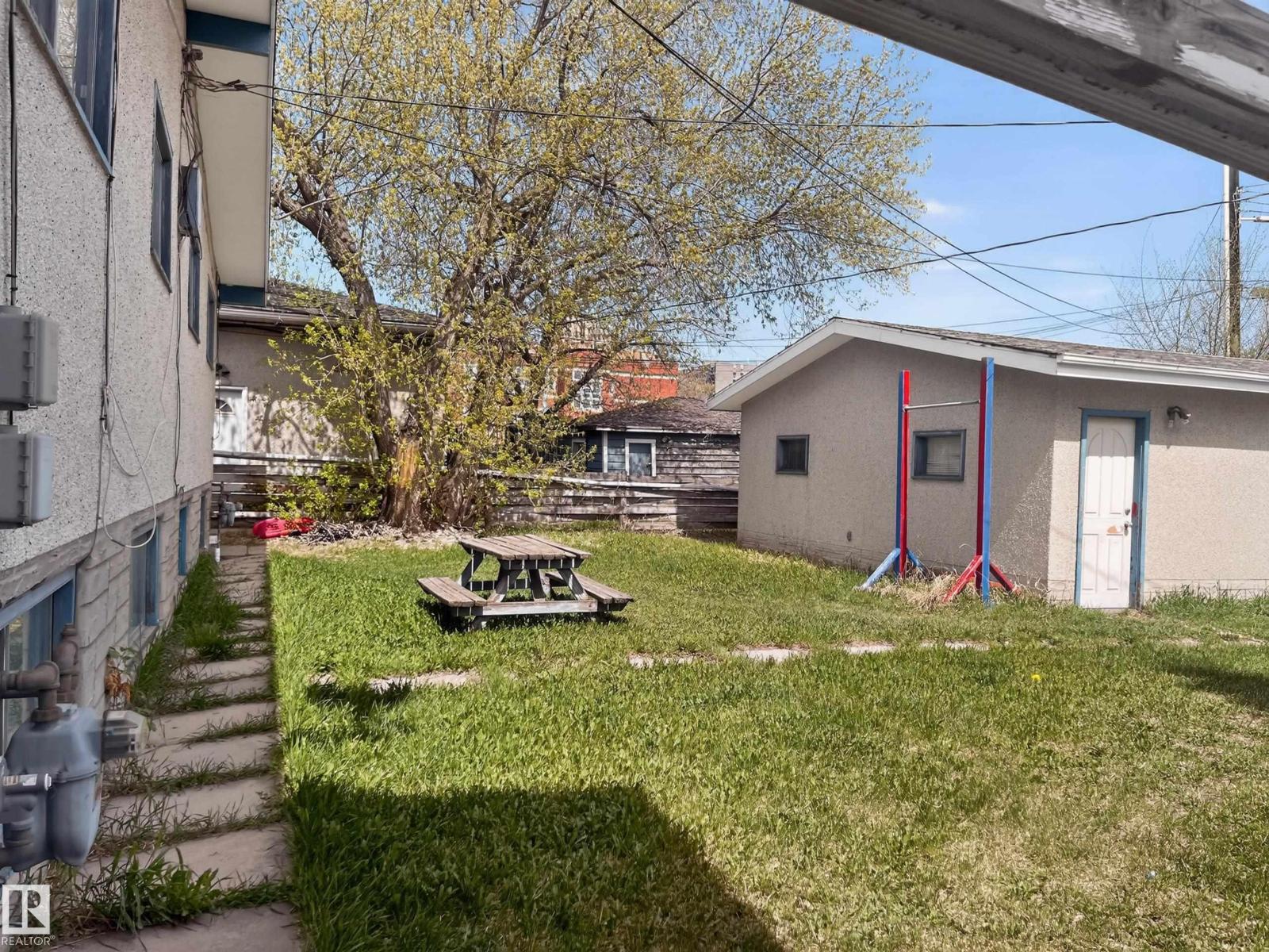 11043 / 11045 131 ST NW - 47