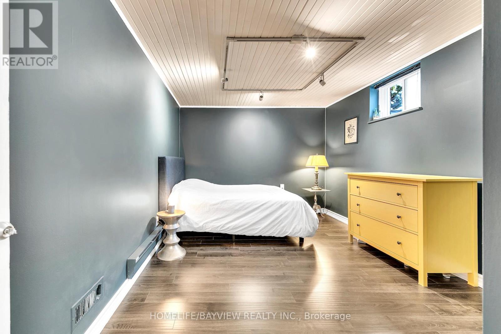 8 SALA DRIVE - 33