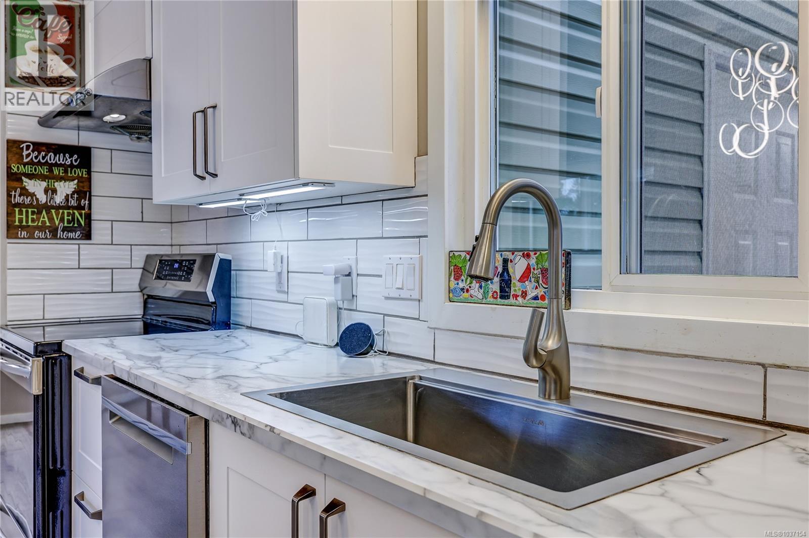 1026 Collier Cres - 10