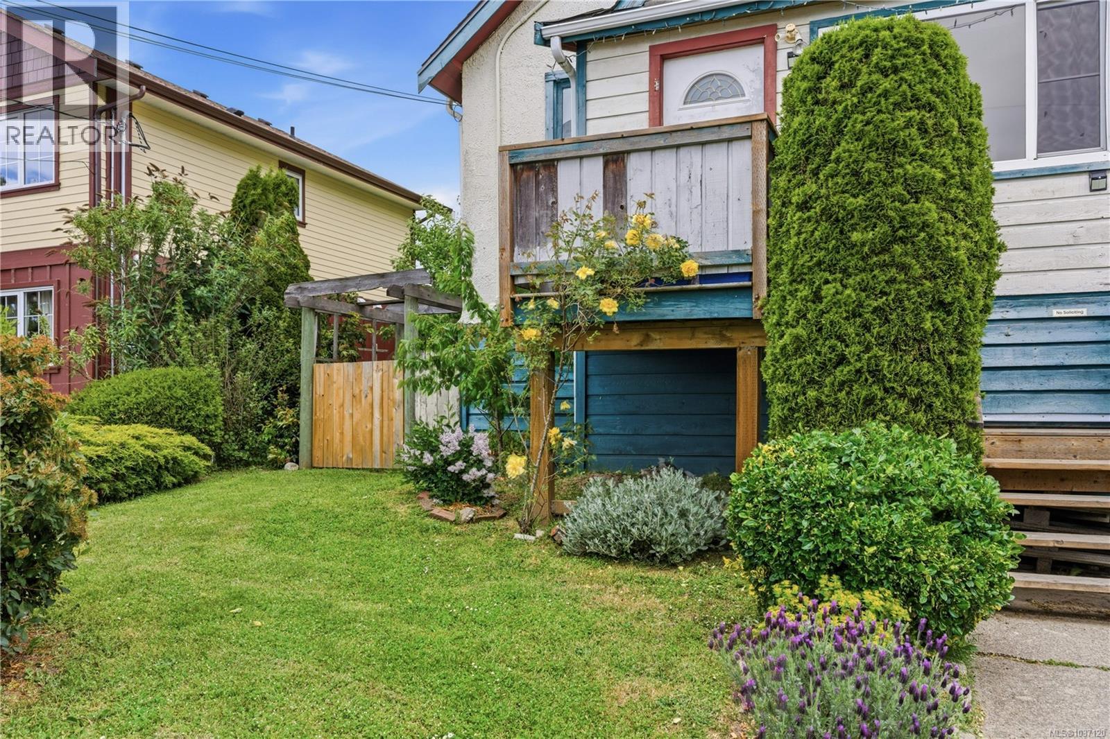  236 Crease Avenue, Saanich