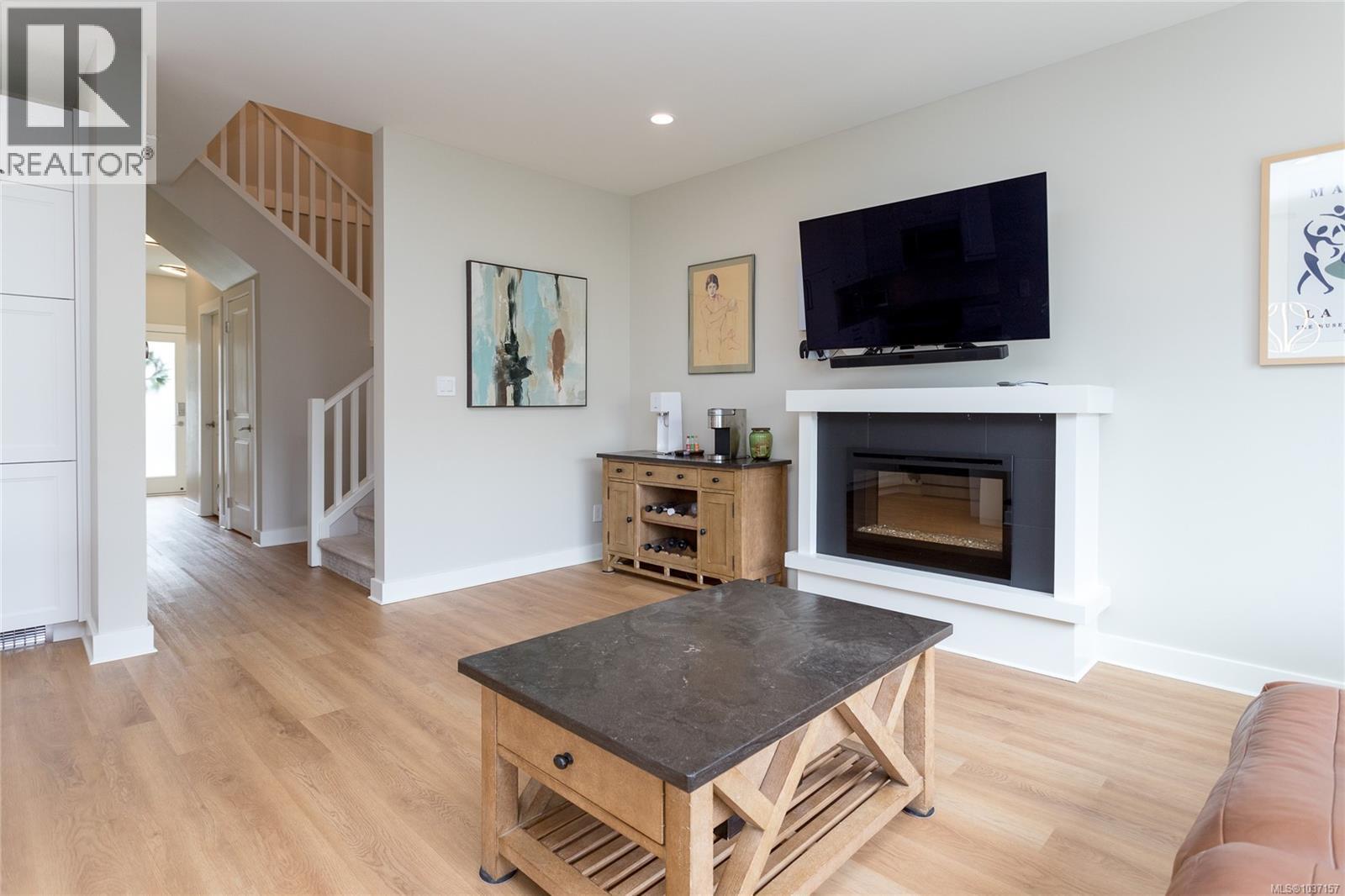 1026 Boeing Close - 12