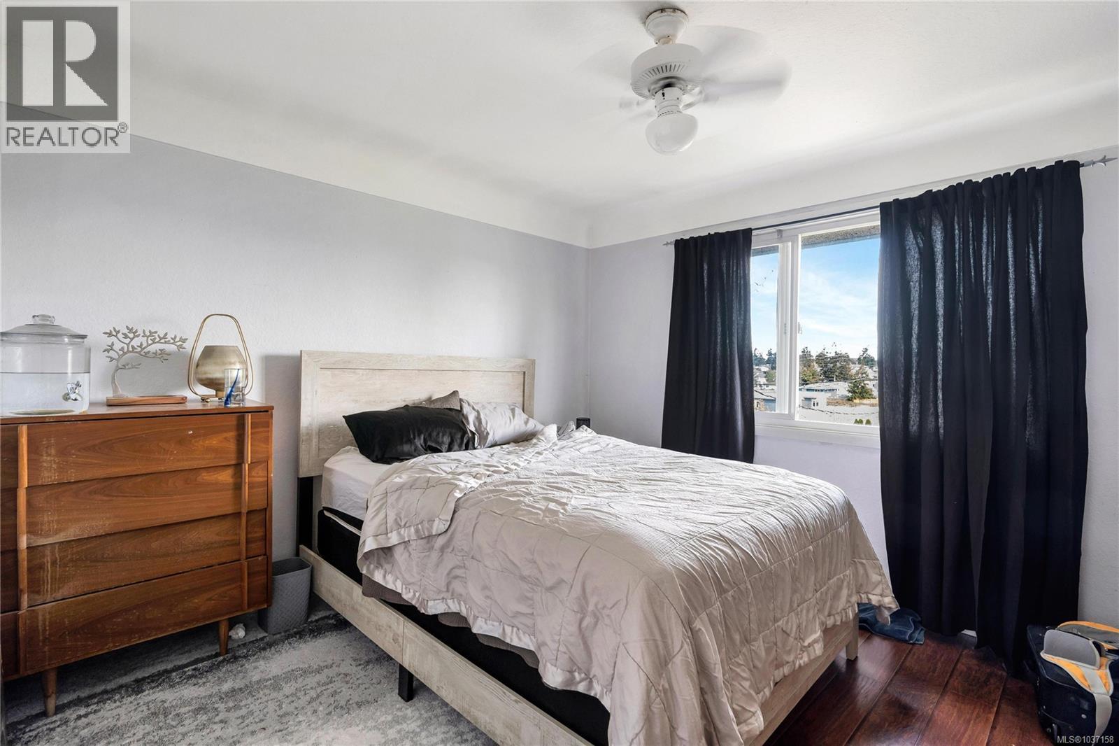 565 Baker St - 16
