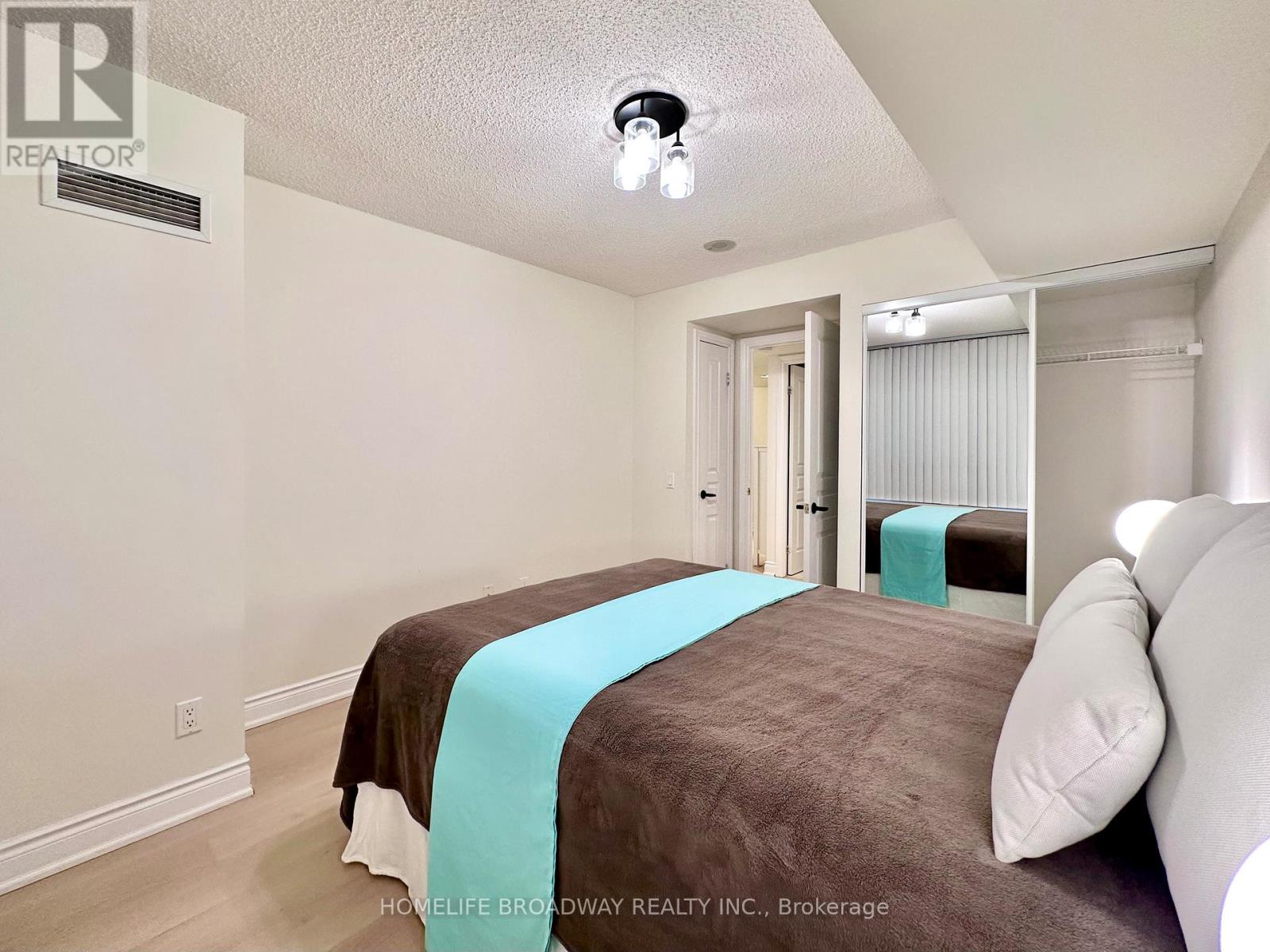 #521 15 NORTHTOWN WAY - 15