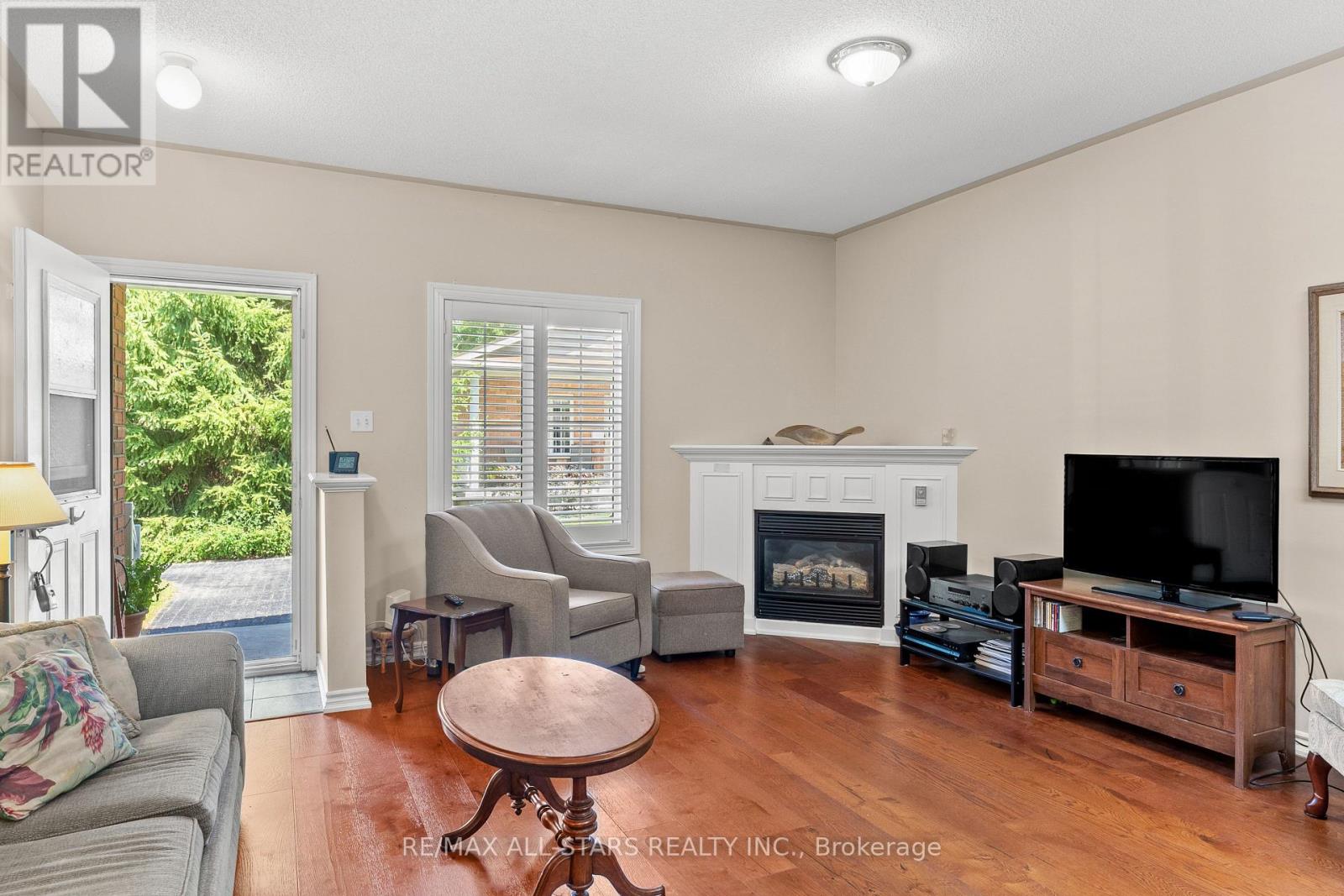 #11 111 COLBORNE STREET - 5