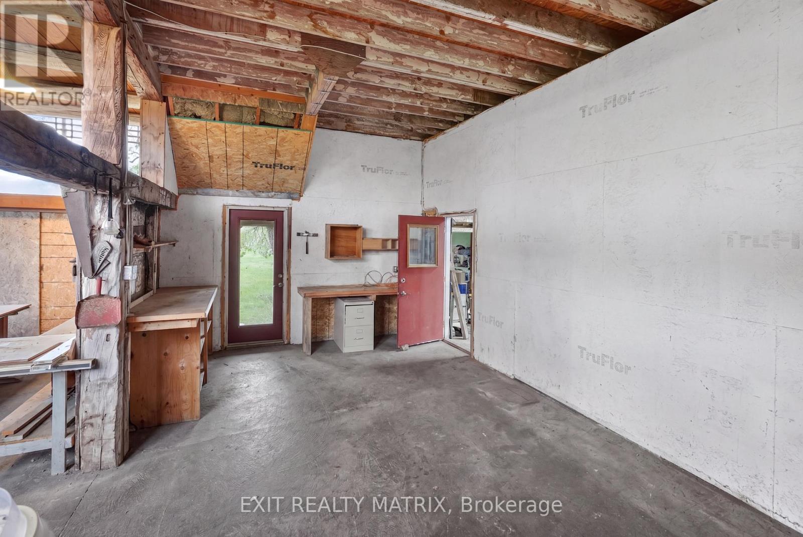 7499 BANK STREET - 32