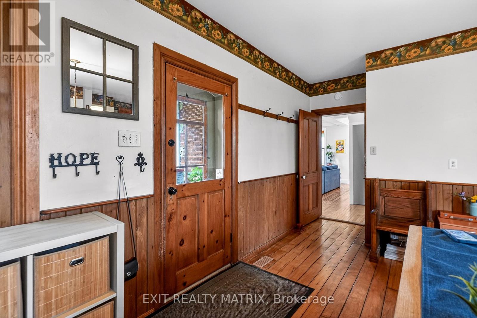 Large kitchen w/ pantry & 2nd staircase to 2nd flr